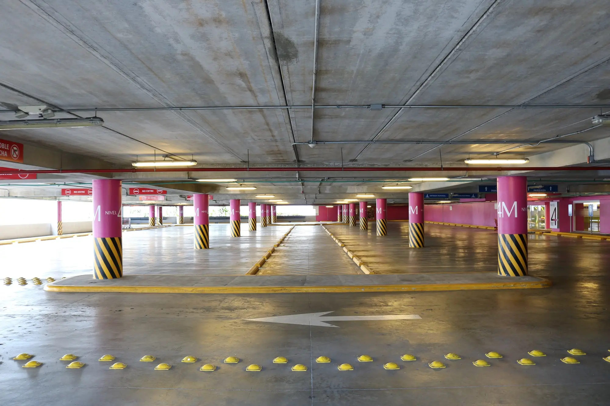 zaimpregnowana posadzka betonowa na parkingu podziemnym, impregnaty do posadzki na parkingu
